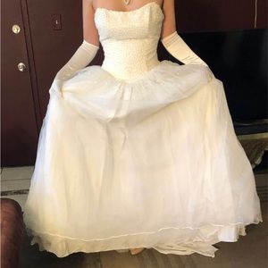 Wedding Dress Size 6-8 
Bridal Veil and Long White Gloves
